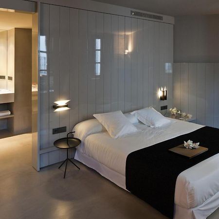 Caro Hotel Valencia Luaran gambar A room at the hotel