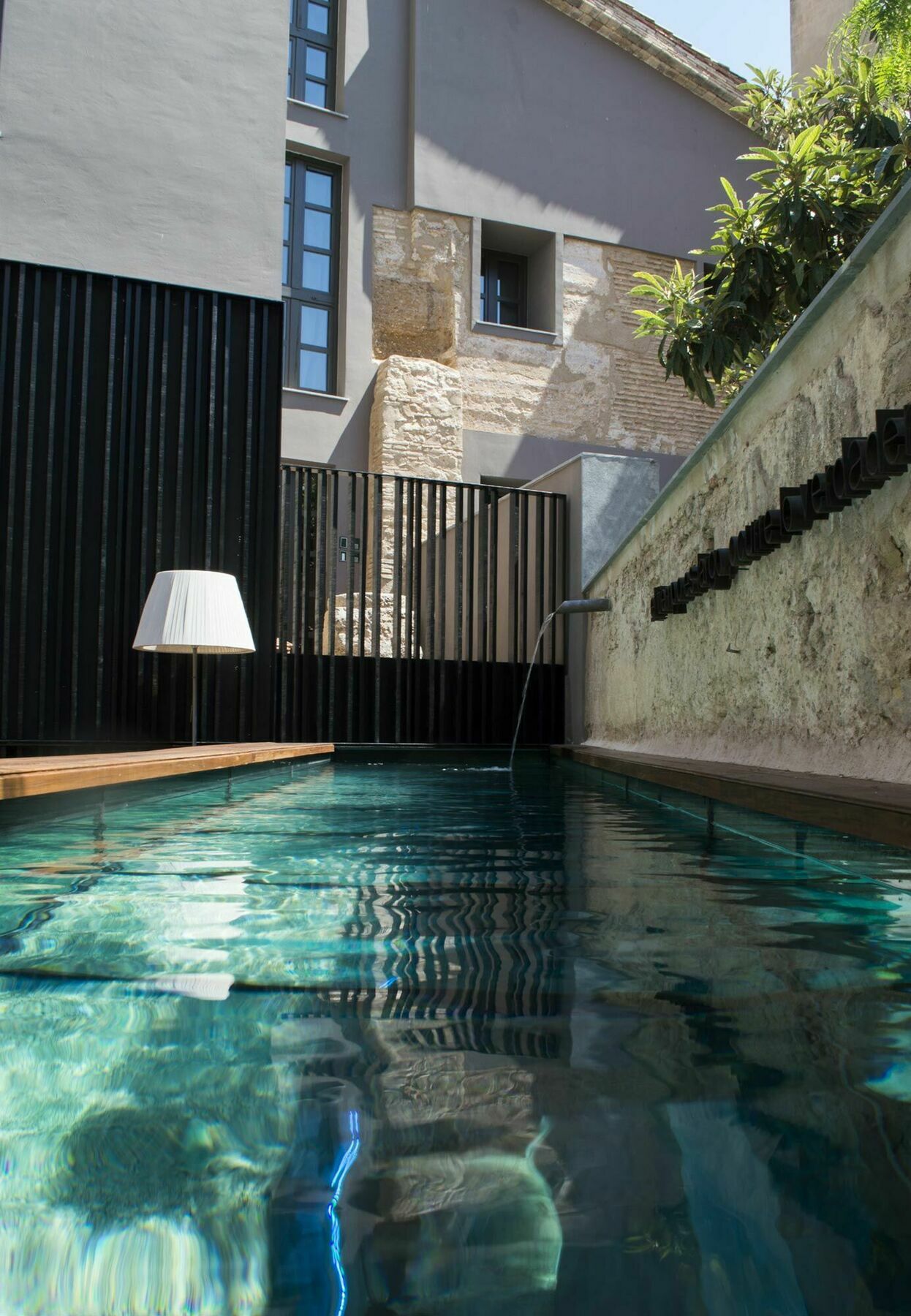 Caro Hotel Valencia Luaran gambar The pool at the hotel
